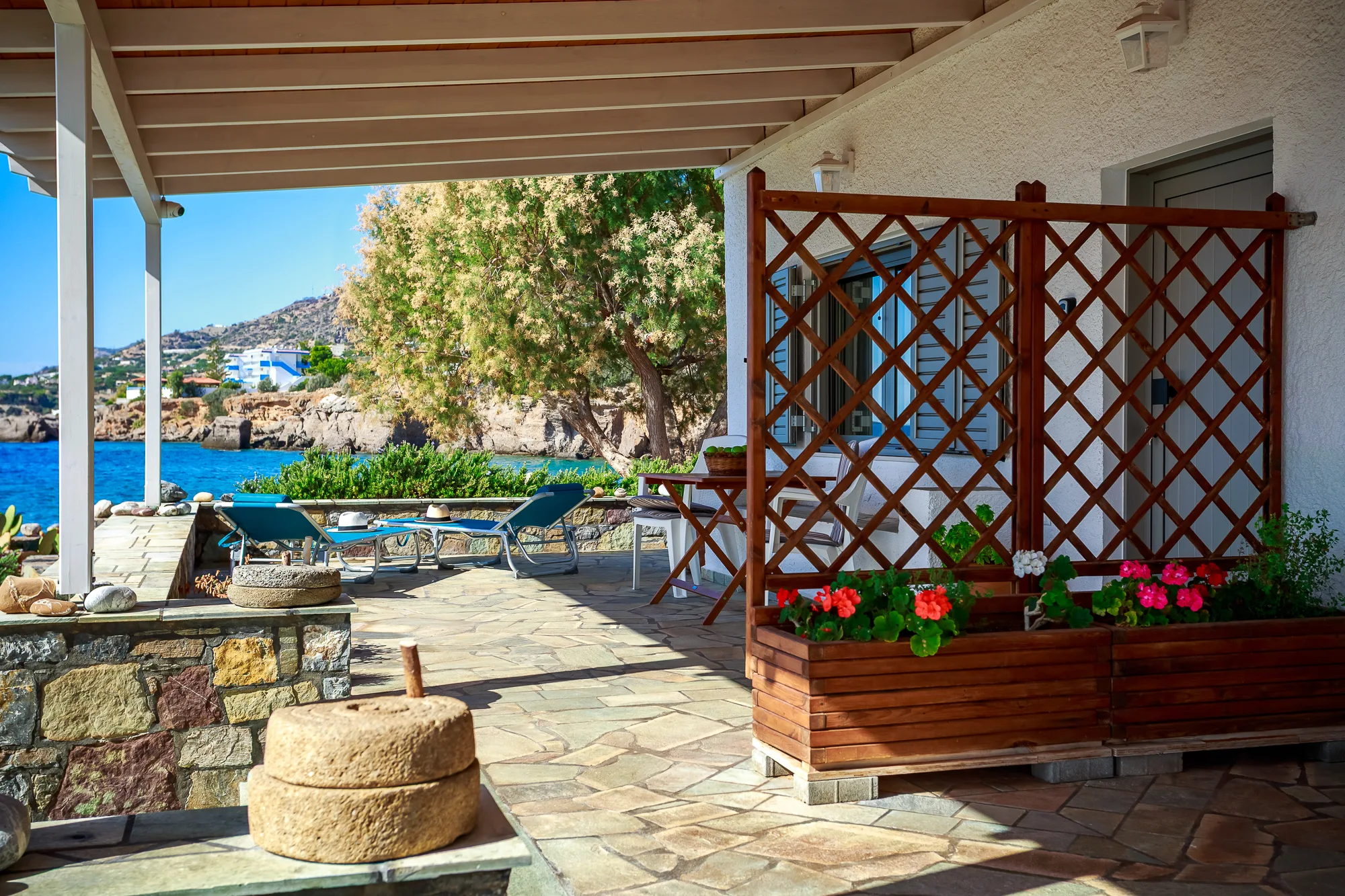 Villa Venus – bright open-plan living area with sea view